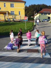 03 Pešbus - 58 otrok prvič peš v šolo ali vrtec, najmlajši je štel 2 leti